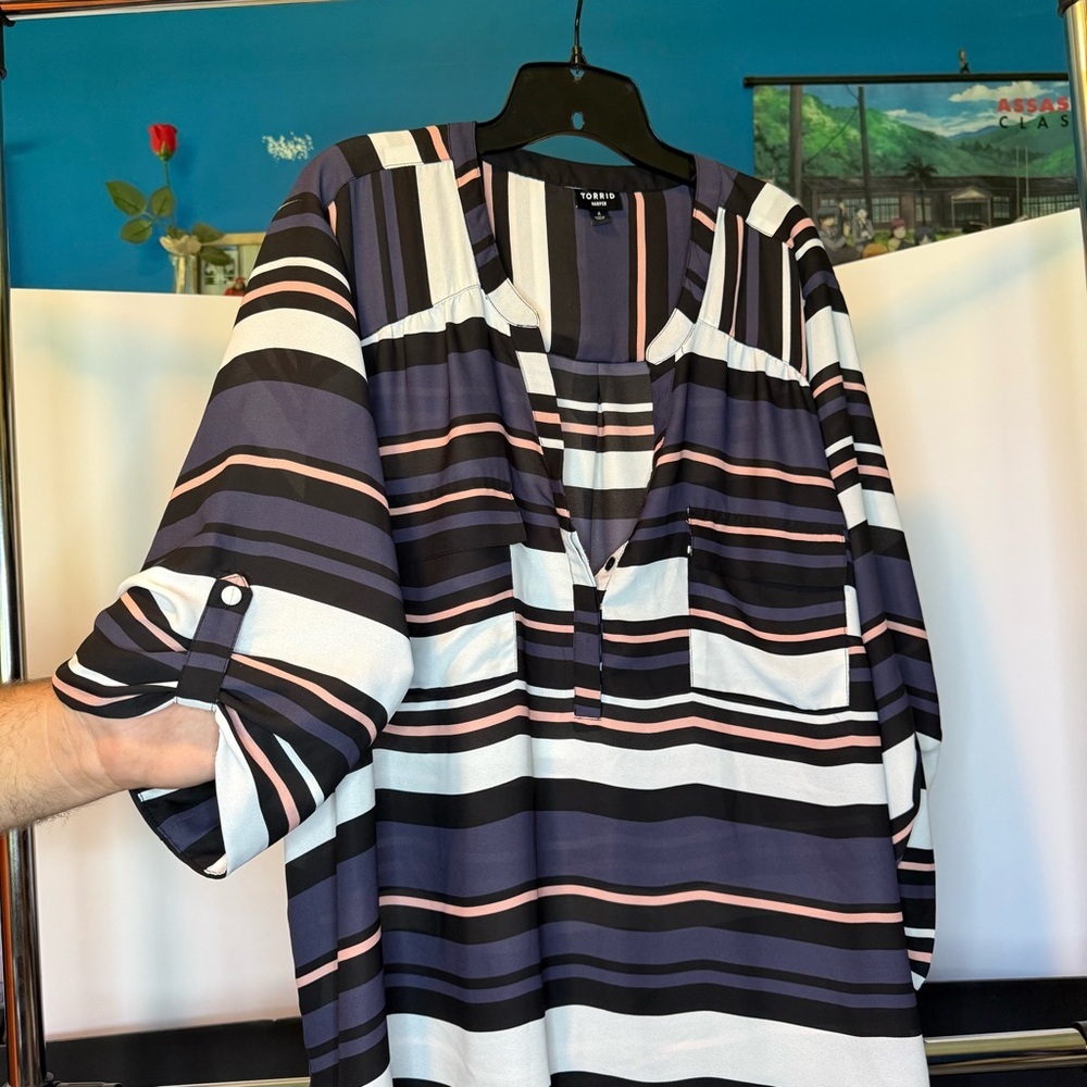Torrid Size: 4 Harper Georgette 3/4 Sleeves Blouse grey/pink/black - Picture 10 of 11